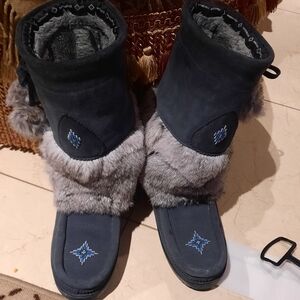 GENUINE MANITOBA MUKLUKS BOOTS SNOWY OWL 🦉GREY FUR POMPOMS SIZE 6 WATERPROOF